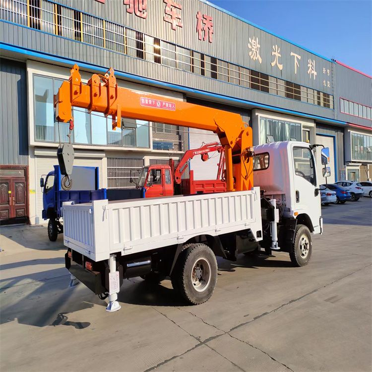 菏泽市三轮随车吊定制 农用改装机自备吊中瑞长期出售